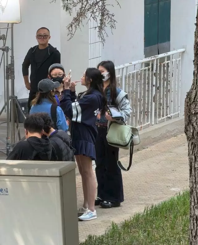 关晓彤青岛路透现身《我与爱同谋》开机筹备现场 | 相关图片