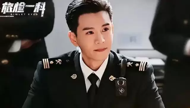 《金关》央视黄金档开播即遭观众质疑职业真实性 | 细节速览