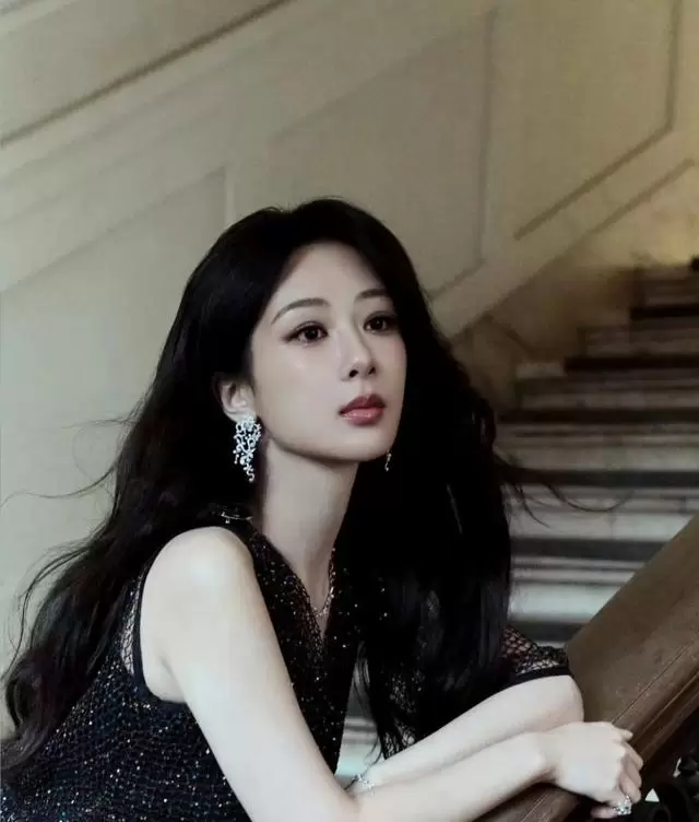 杨紫新剧路透曝光 董竹君角色造型与体态细节获关注 | 细节速览