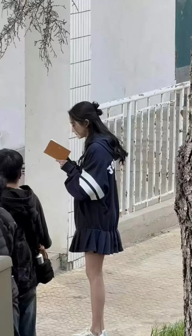 关晓彤青岛路透现身《我与爱同谋》开机筹备现场 | 细节速览
